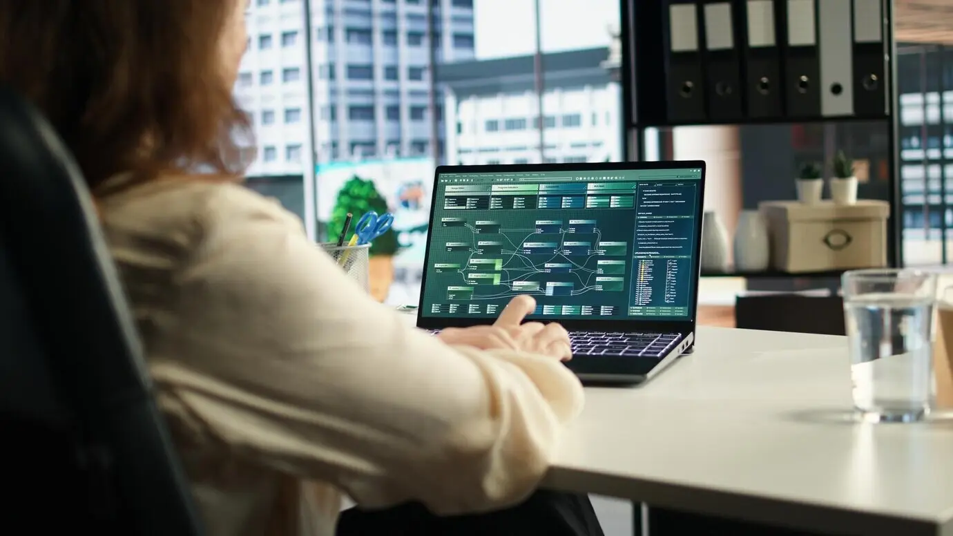 Генеральный директор, эксперт по прогнозированию, анализирует инвестиционные инсайты и детали переговоров.