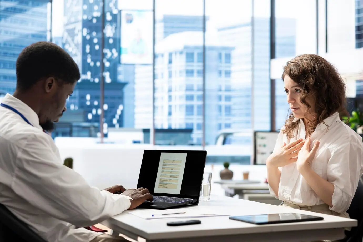 HR-менеджер проводит собеседование с женщиной после проведённых проверок её данных.