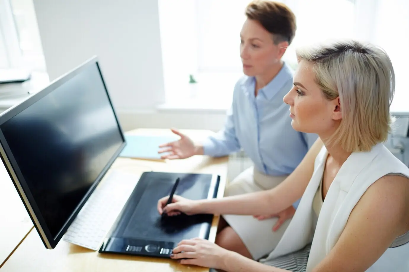 Пожалуйста, предоставьте исходный текст описания, которое нужно перефразировать на русском.