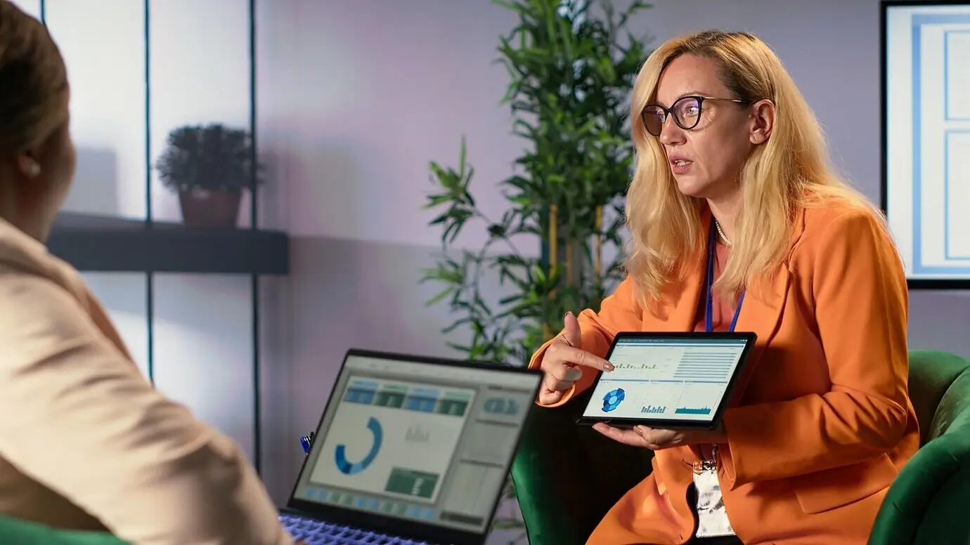 Женщины-руководители из разных этнических групп на встрече проводят мозговой штурм по маркетинговой стратегии.