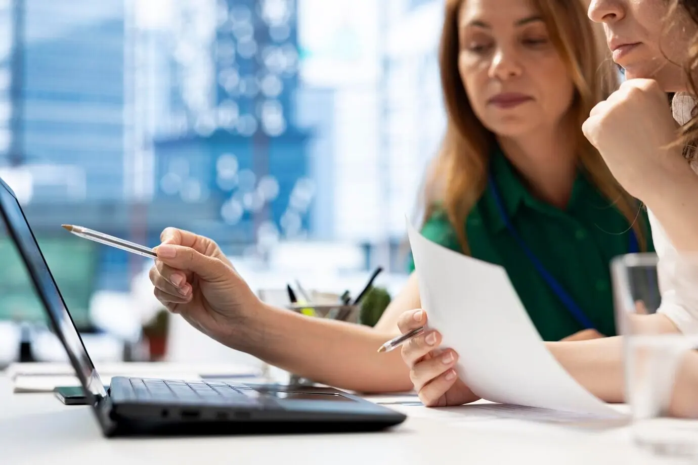 Работодатели, использующие ноутбук для поиска квалифицированных кандидатов через объявления о вакансиях.