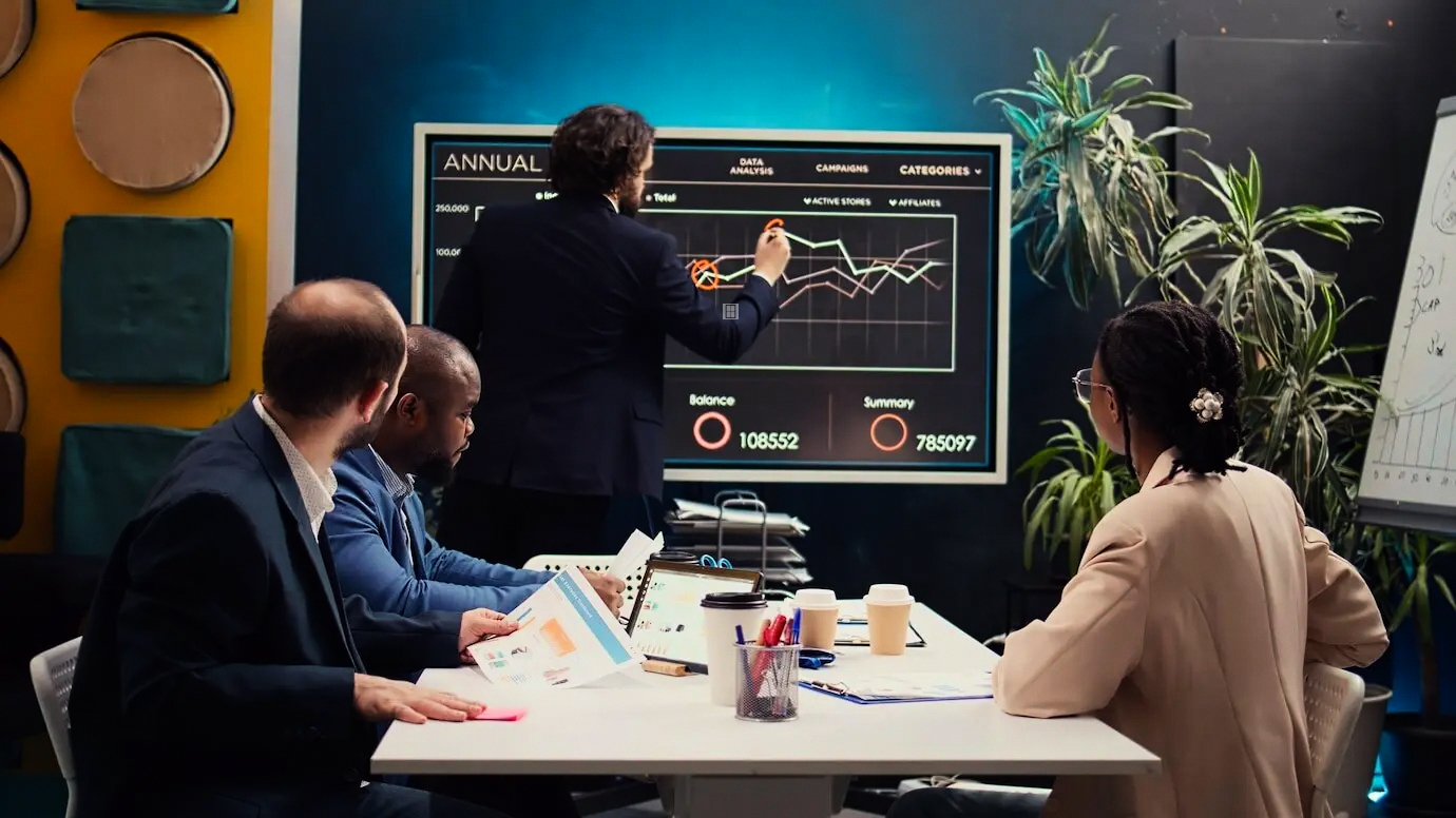 Muro de notas adhesivas que prioriza riesgos en logística y cadena de suministro